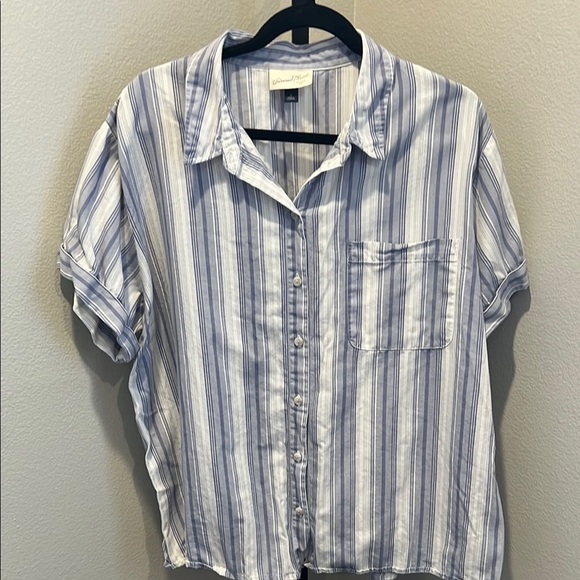 Universal Thread Blue and White Casual Button Down Shirt NWOT - Picture 1 of 3